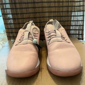 W8 used light pink Clove nursing shoes
